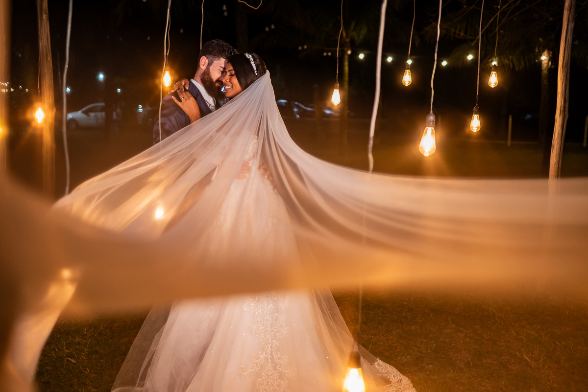  Decoração de casamento com lâmpadas ao ar livre 