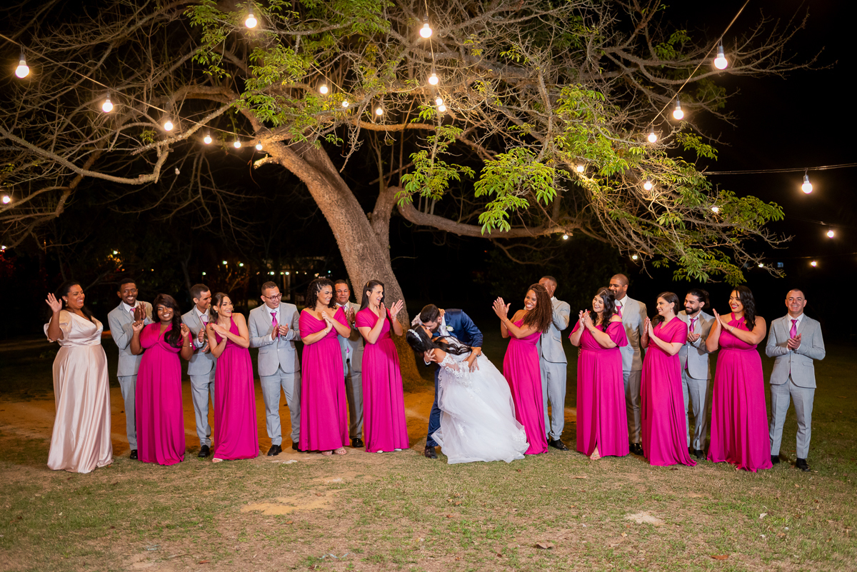  Noiva e noivo com padrinhos 