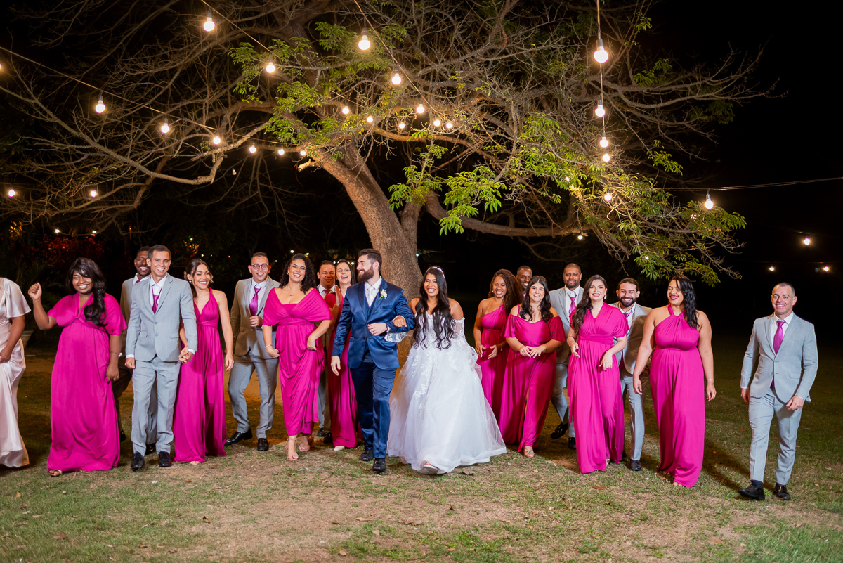 Fotos  dos padrinhos descontraídas com os noivos 