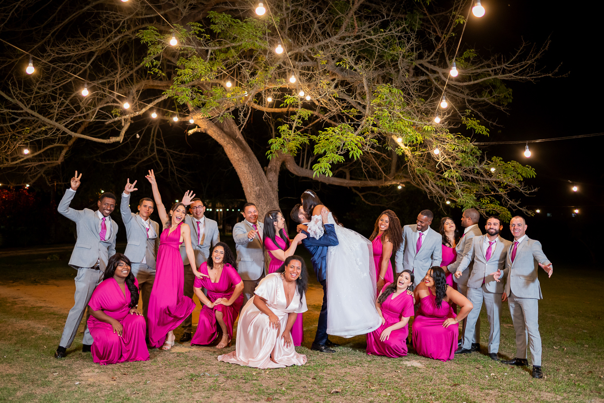  Padrinhos celebrando com os noivos 