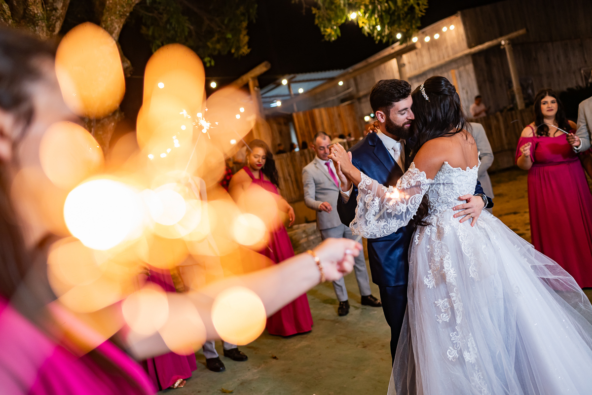  Noivos dançando  ao ar livre 