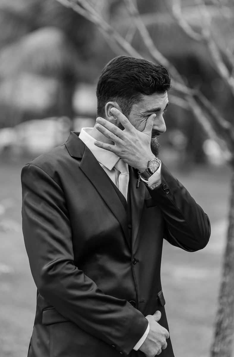  Noivo emocionado 