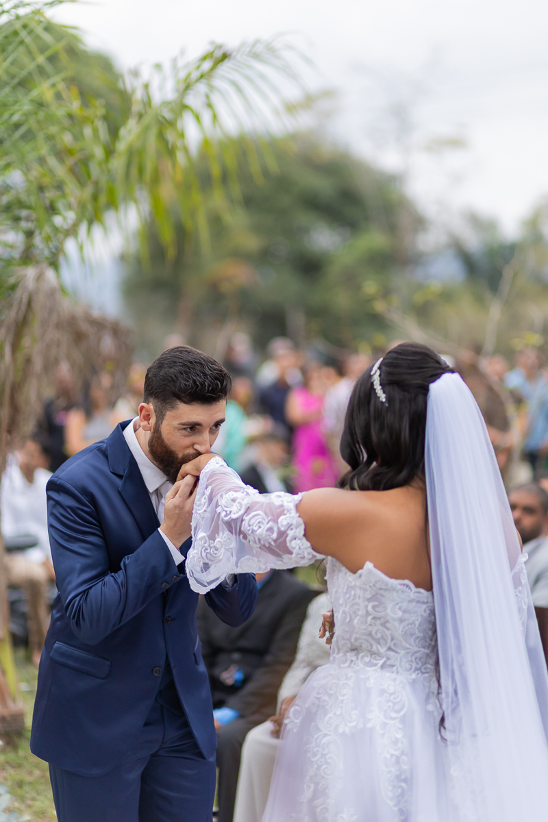 Beijando a mão da noiva 