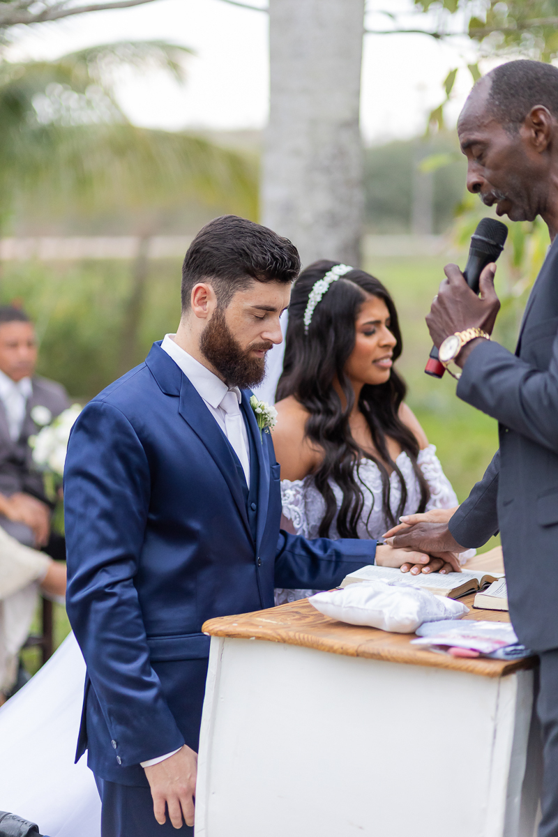 Celebrante de casamento ao ar livre