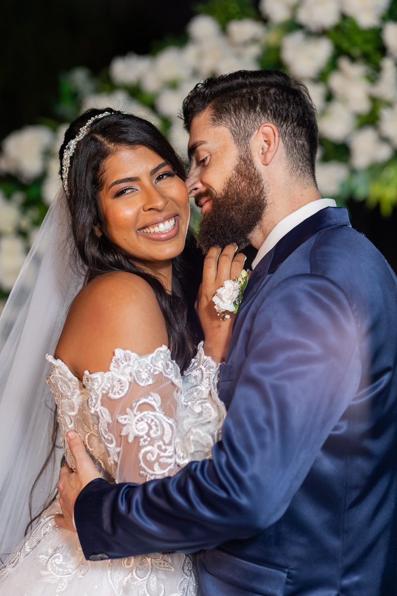 Fotos de noivos felizes após cerimônia