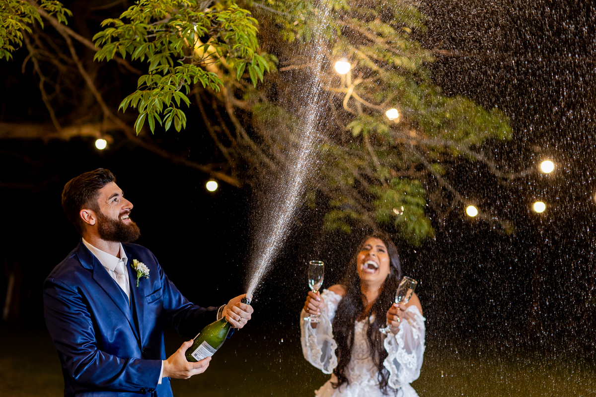  Noivos  estourando a champanhe 