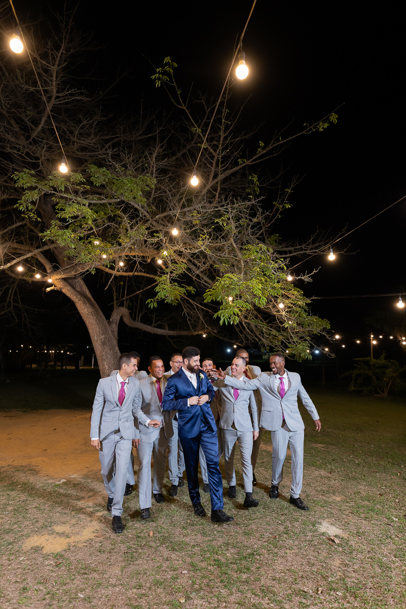  Noivo com os padrinhos  ao ar livre 