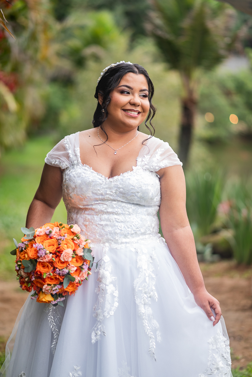 Noiva caminhando no sítio com vestido princesa