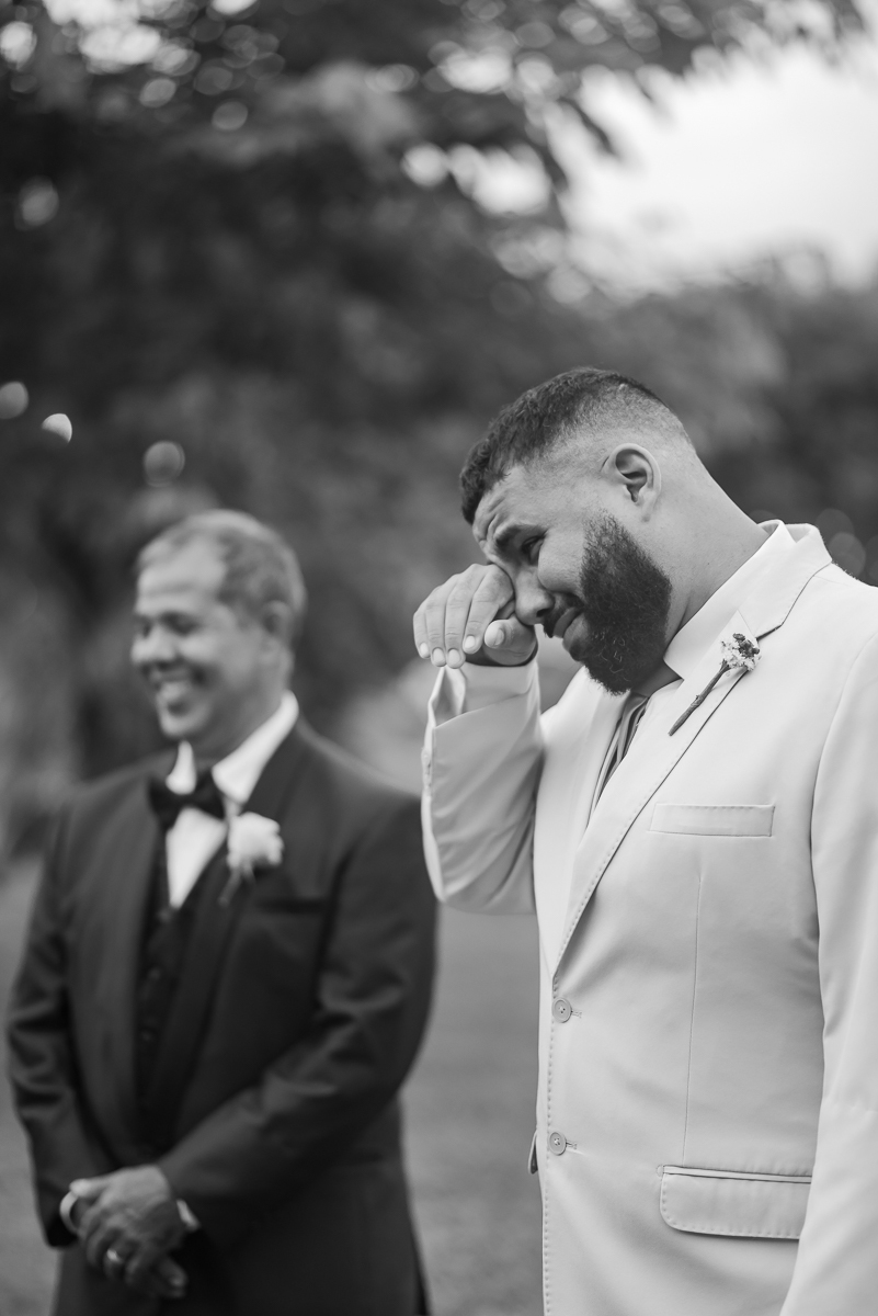 First look  com irmão enxugando as lágrimas