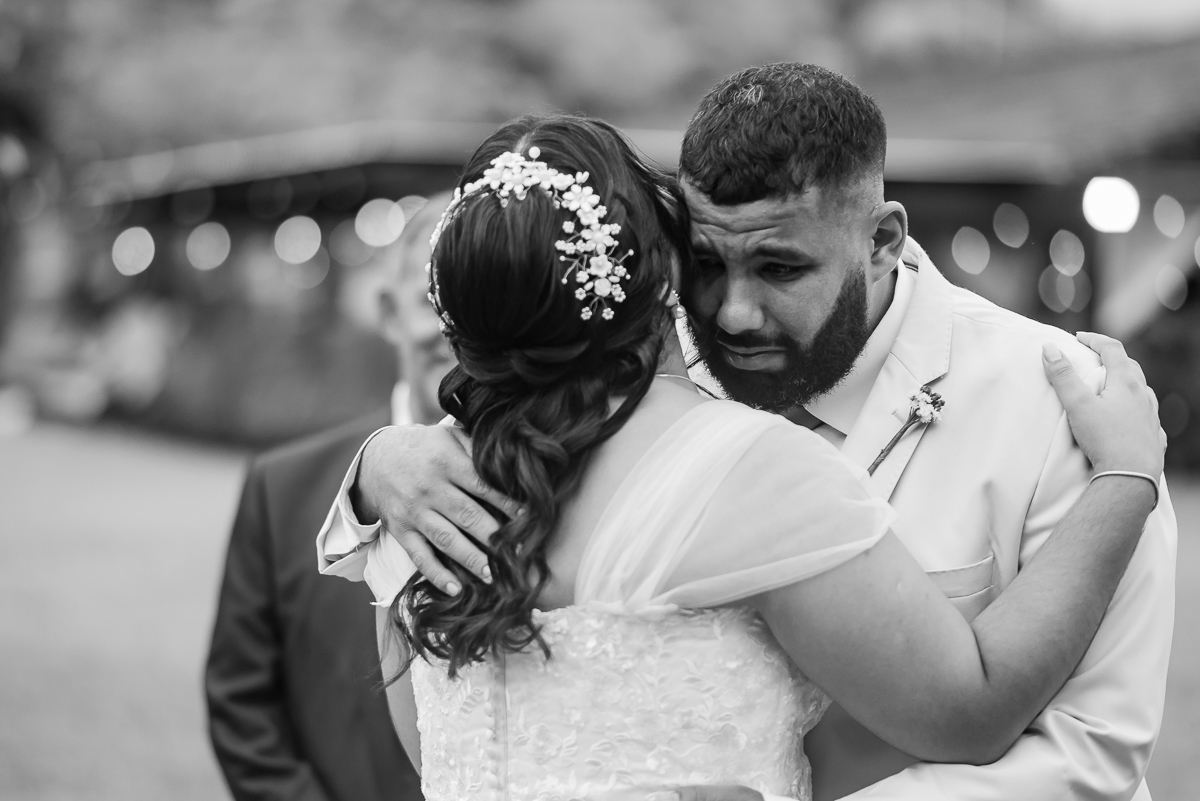 Momento emocionante first look noiva pai