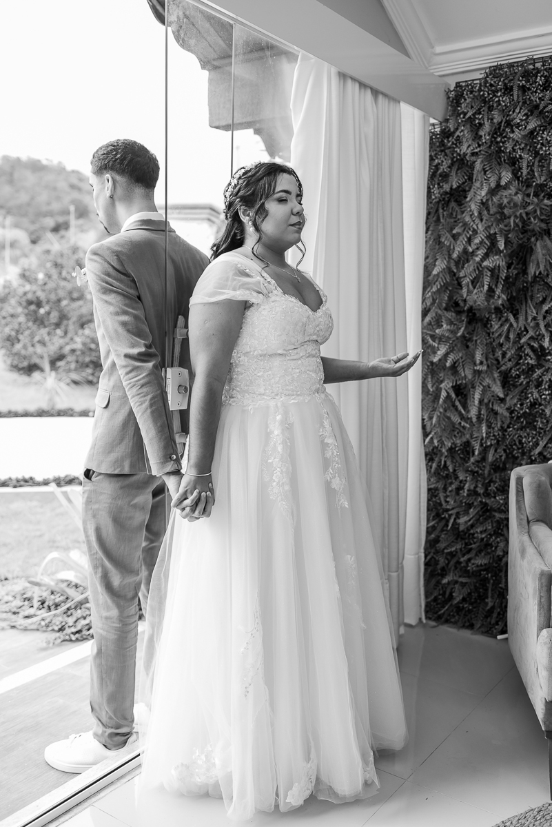 Noivos orando antes da cerimonia 