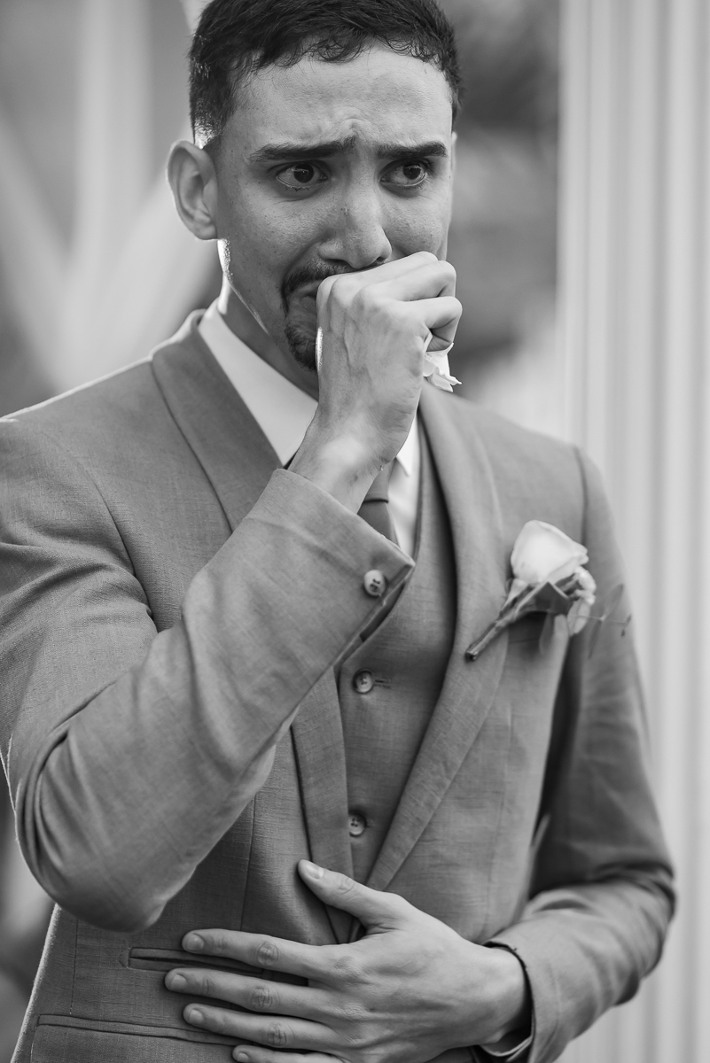 Noivo se emociona com a entrada da noiva 