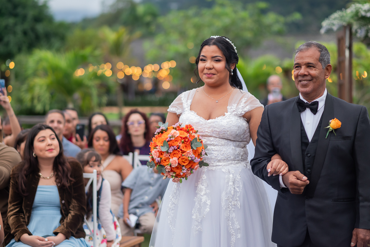 Casamento no campo entrada da noiva