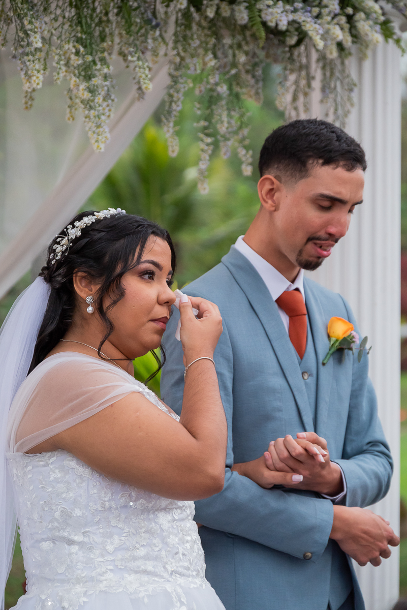 Noiva se emocionando na cerimonia 