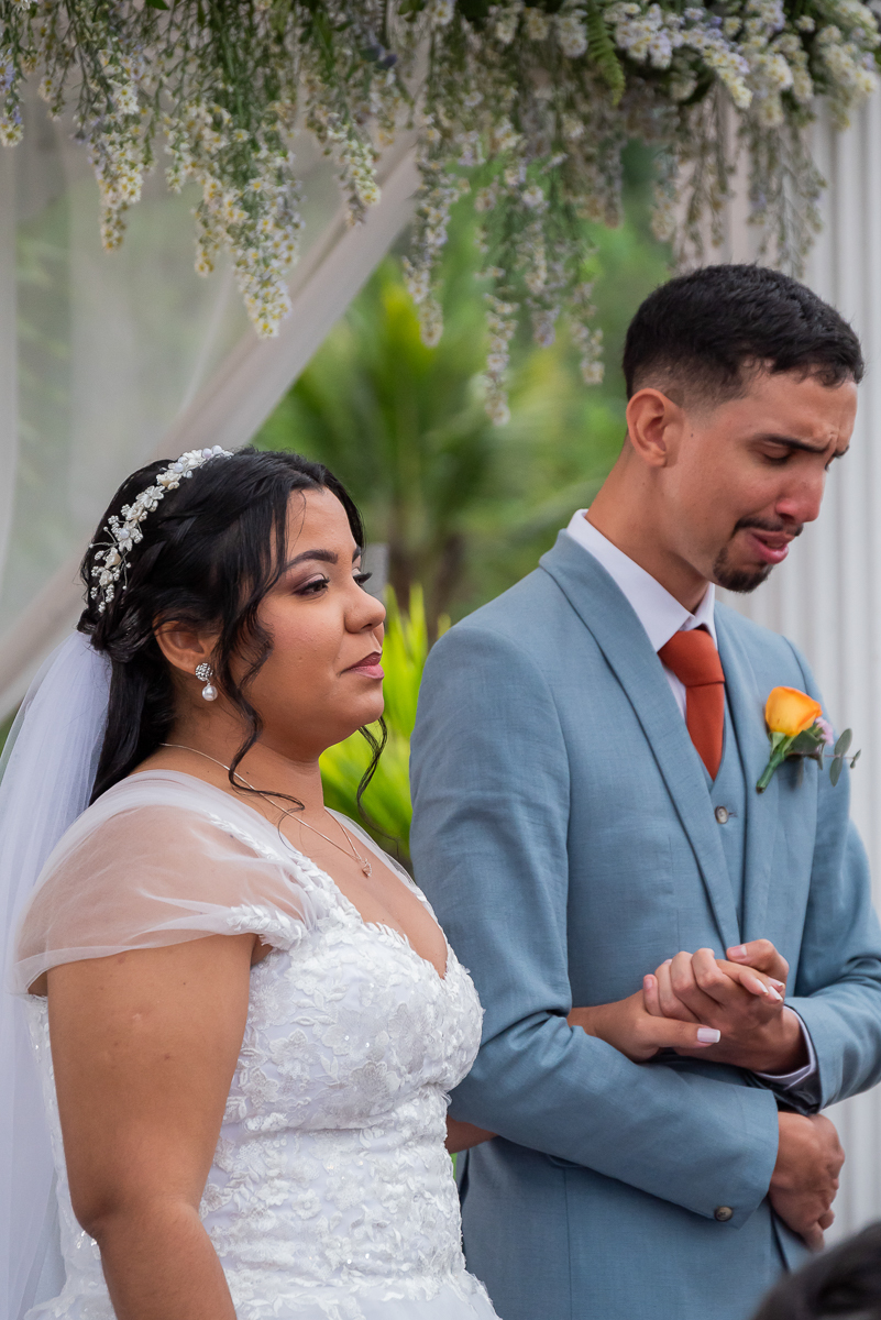 Noivos emocionados na cerimônia 