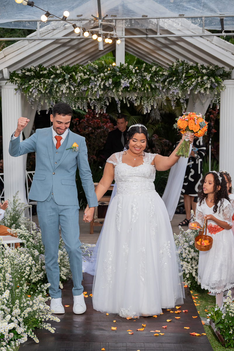   Noivos comemorando o casamento