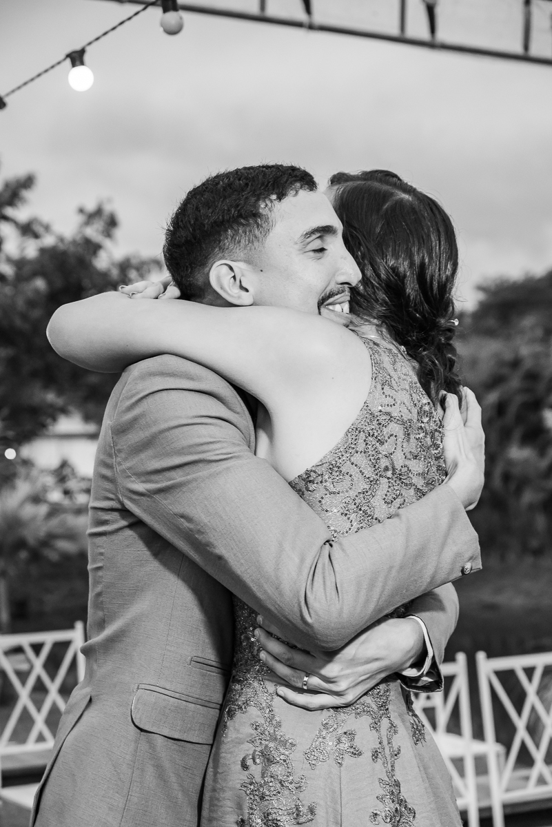  Irmãos se abraçando na cerimonia 