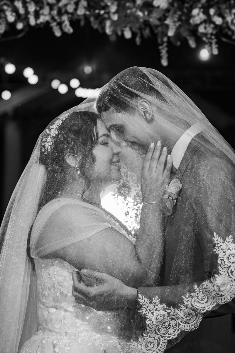 Fotos de noivos com véu sobre rosto