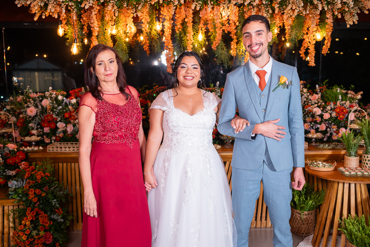 Fotos protocolares com os pais na mesa do bolo