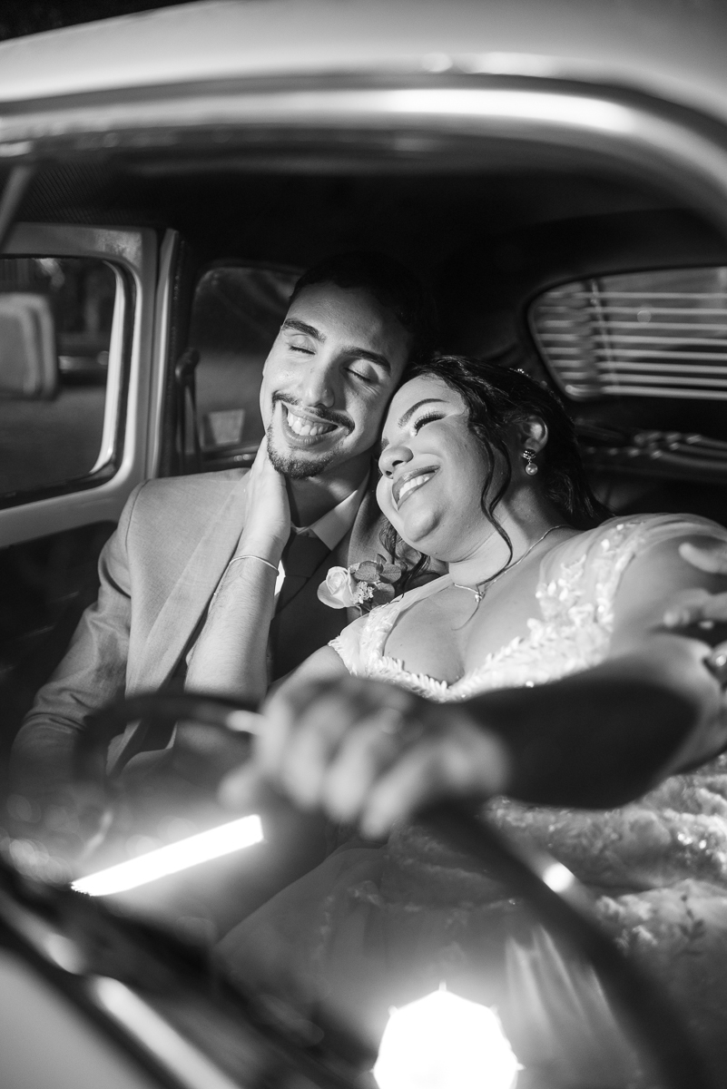 Noivos no fusca em poses românticas
