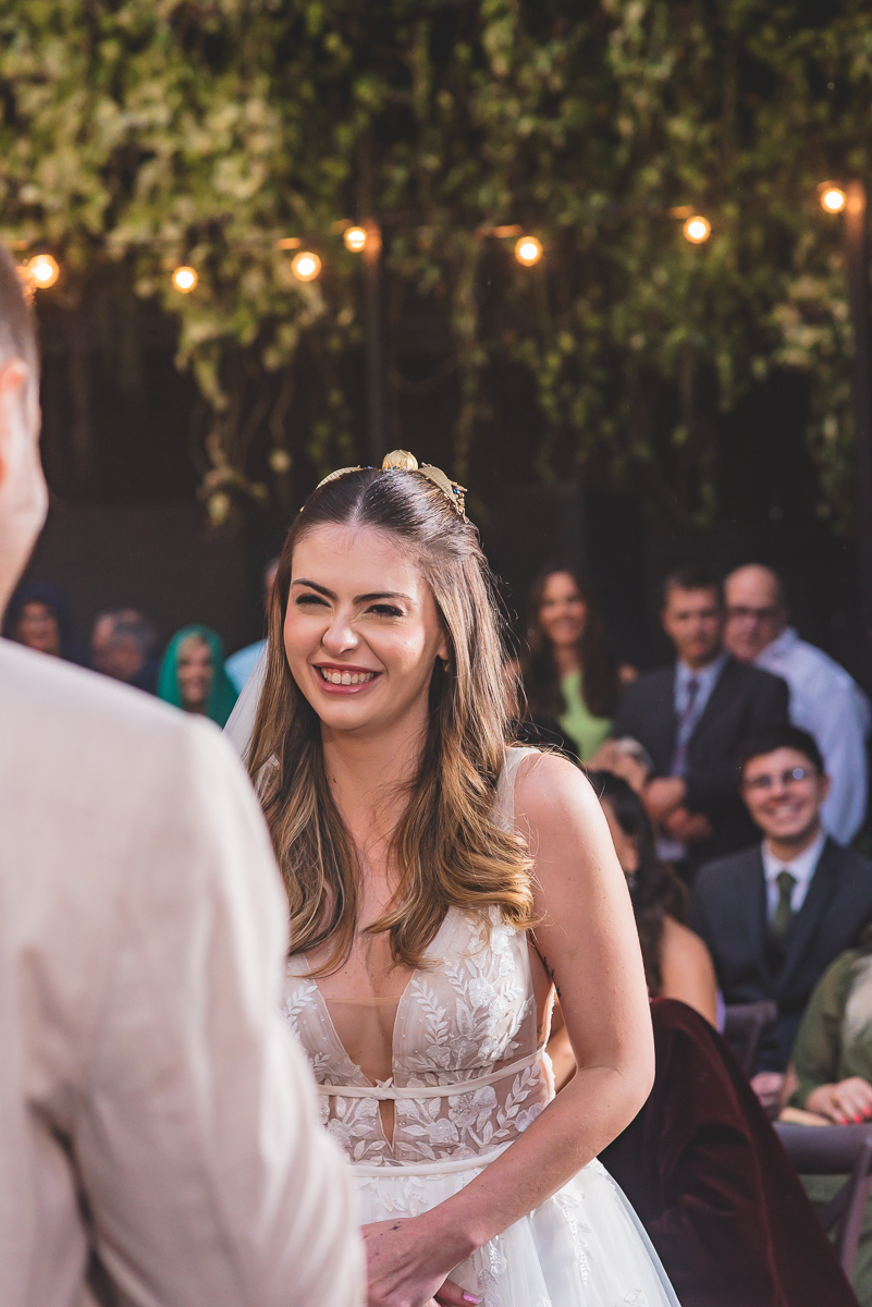  Noiva no altar sorrindo 