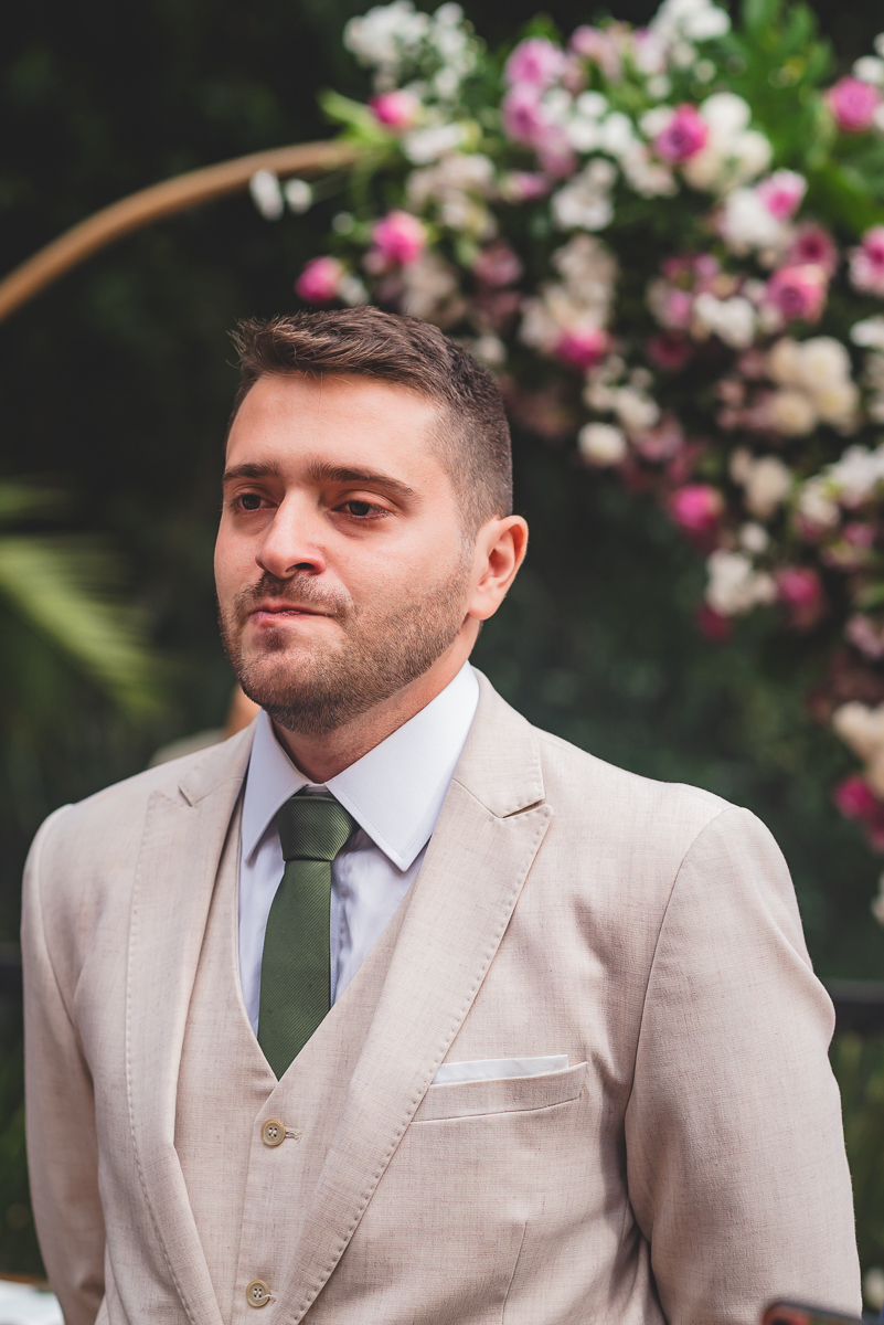 Noivo se emocionando 