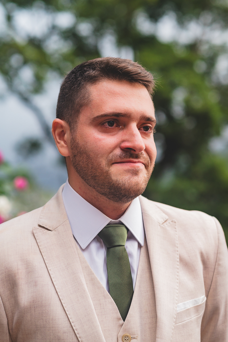 Noivo se emocionando com a a entrada da noiva  