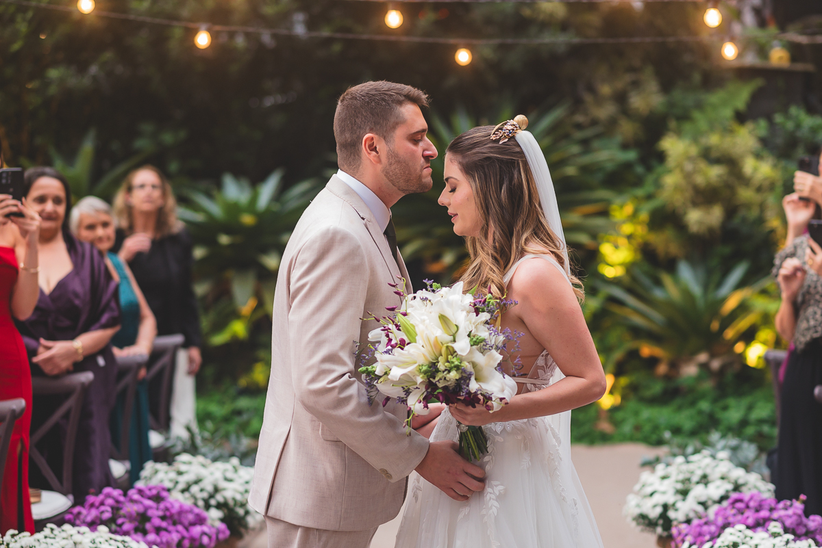 Noivo beijando a  testa da noiva 