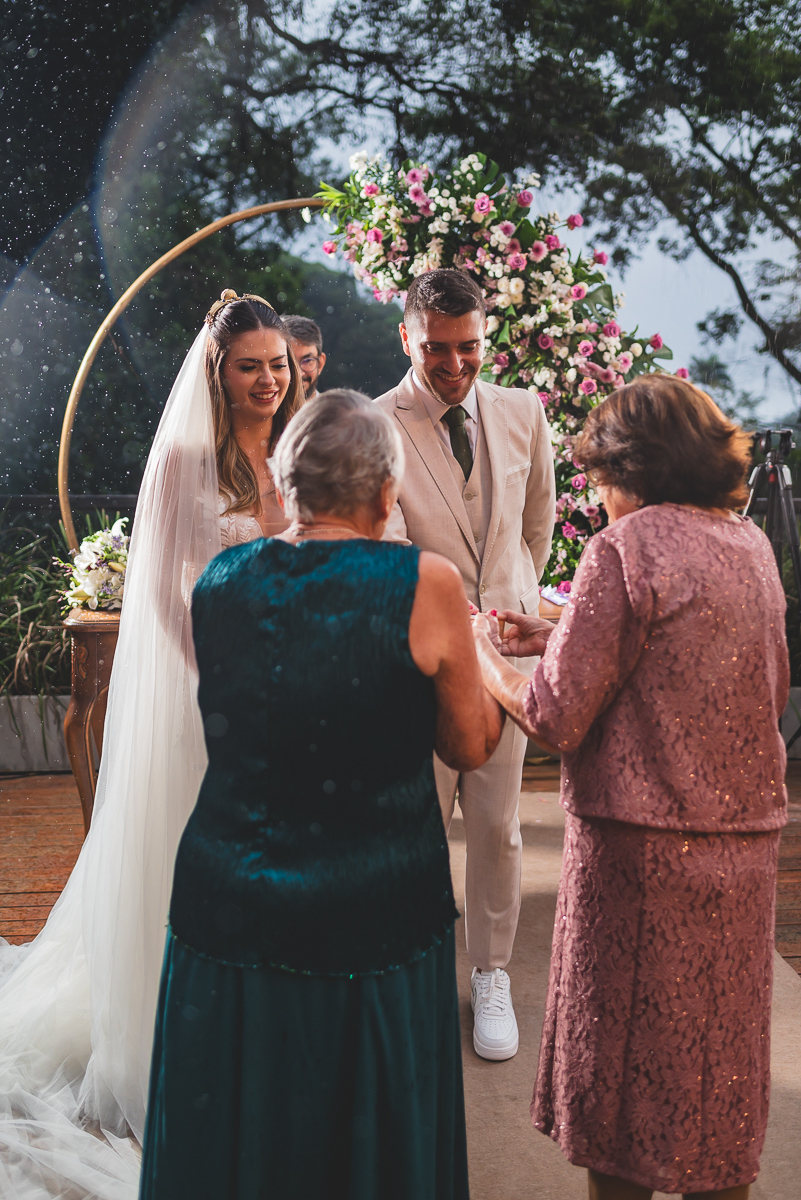  noivos recebendo a aliança