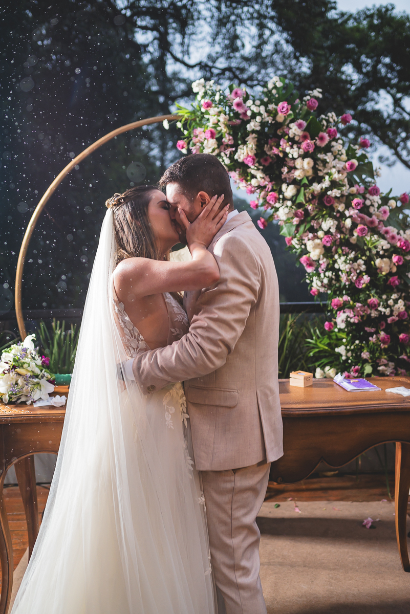 Noivo beijando a noiva 