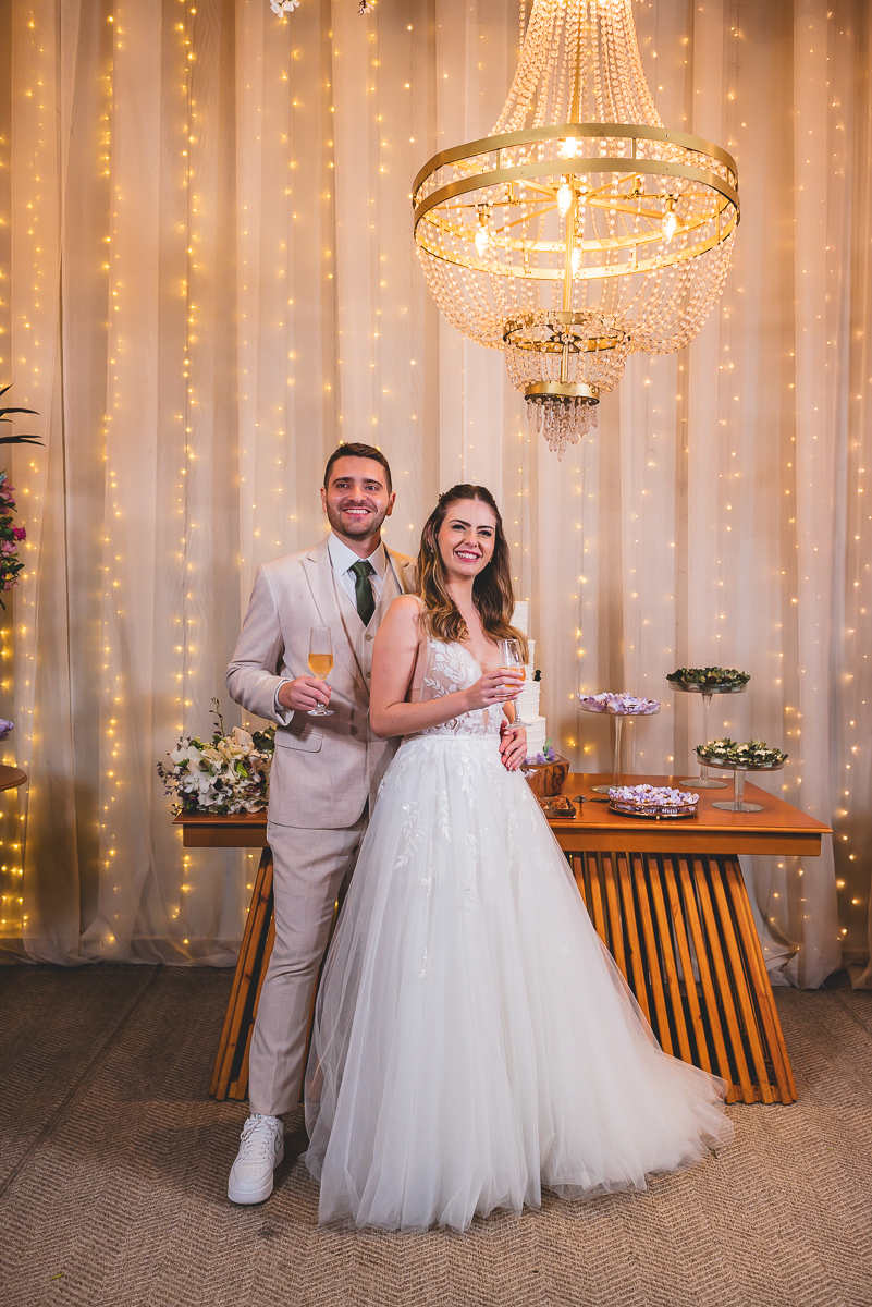  Noivos  na mesa do bolo