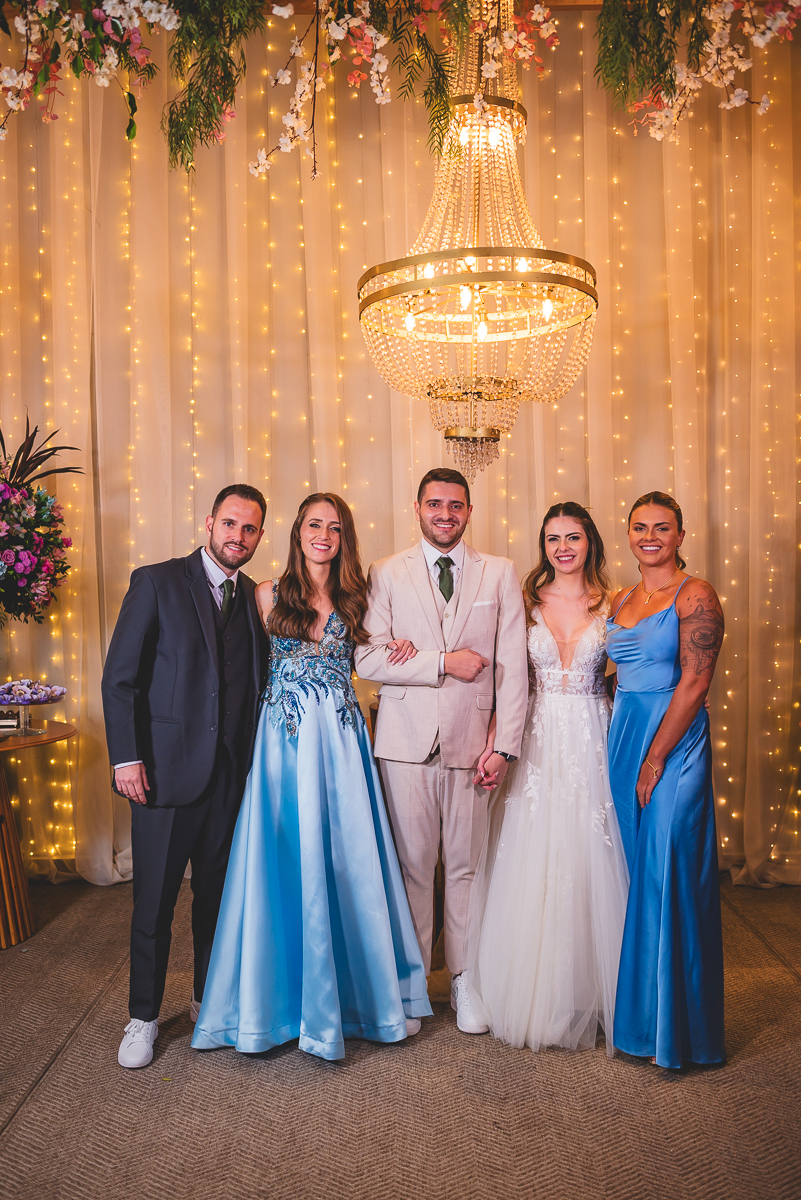  Irmãos dos noivos na mesa do bolo