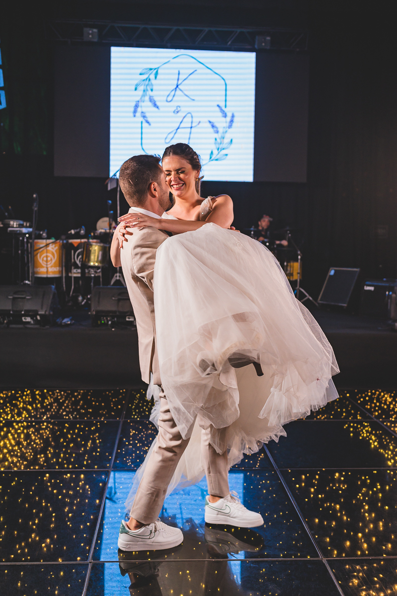 Dança dos noivos na pista de dança 