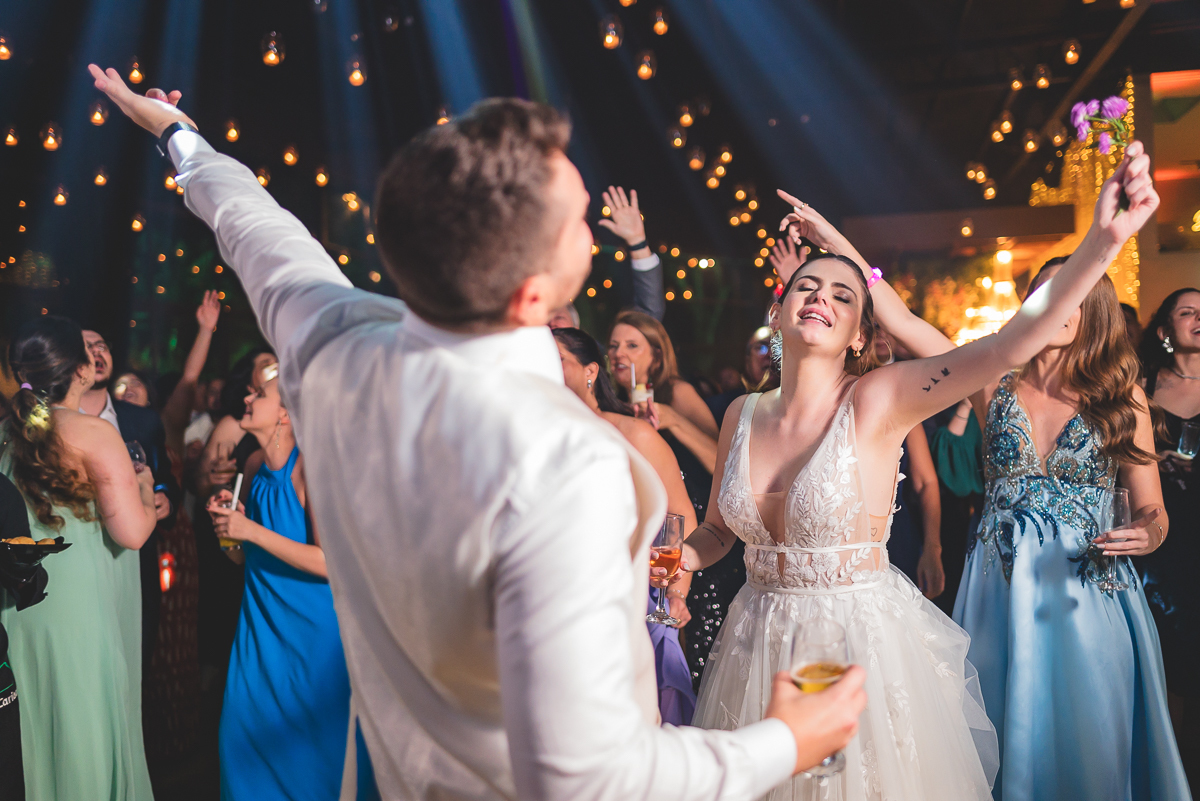 Noivos na pista de dança bebendo 