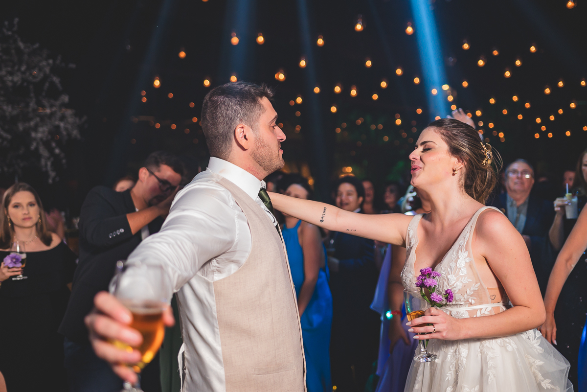 Noivos cantando na pista de dança 