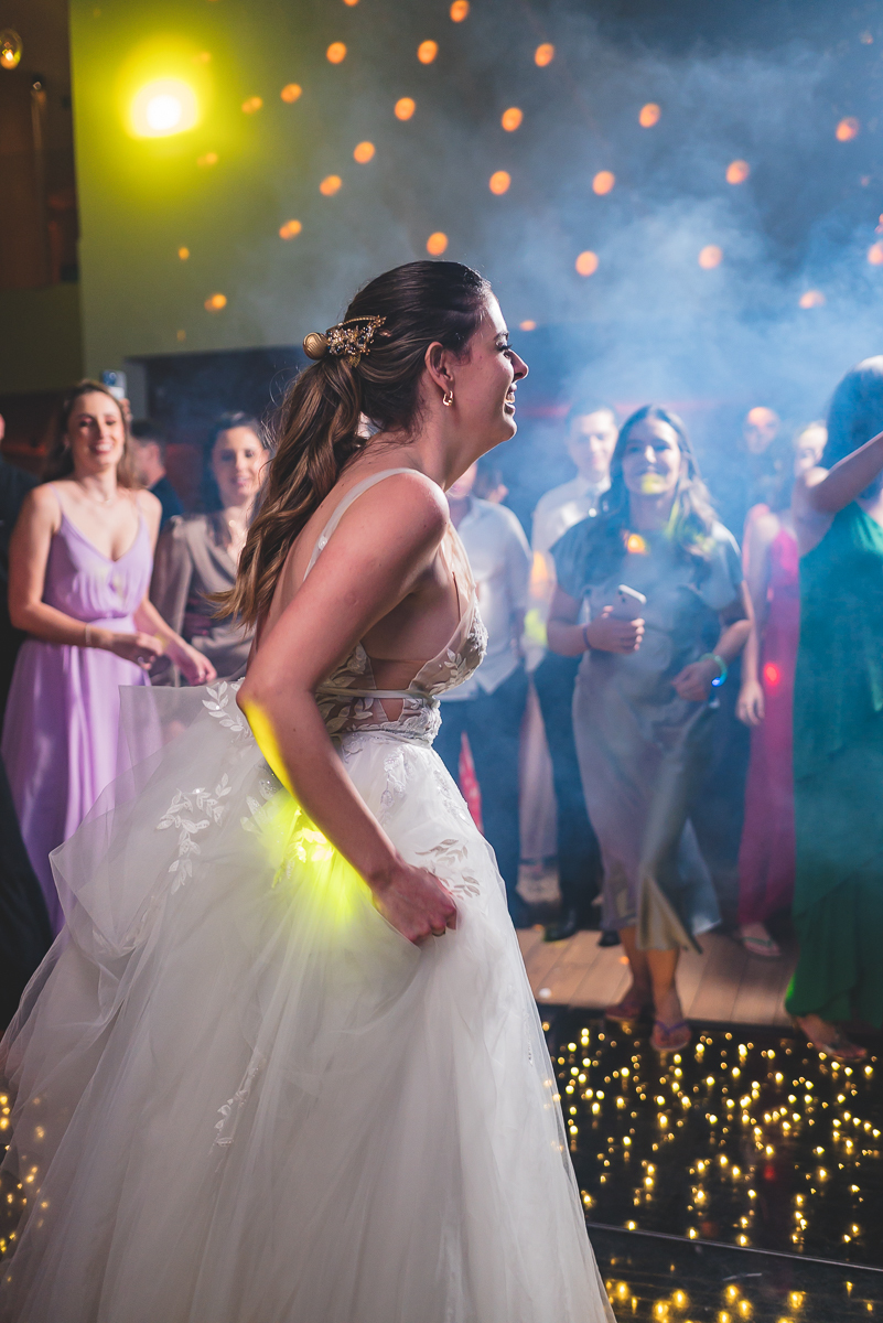 Noiva com amigos na pista de dança 