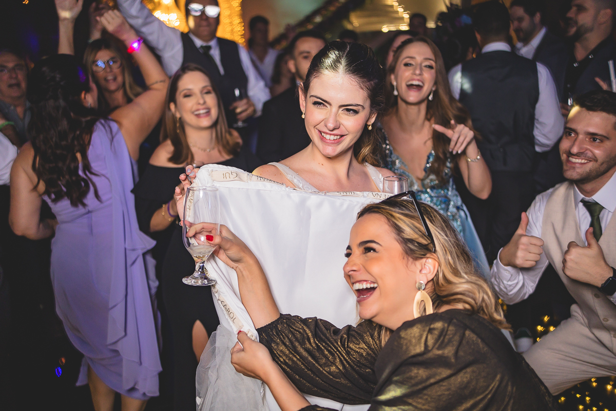 Noiva com as amigas na pista de dança 