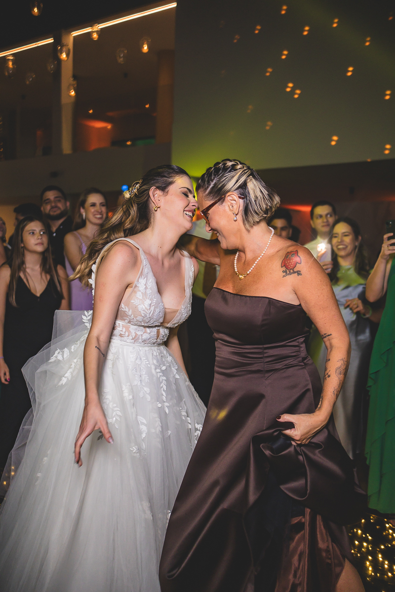 Noiva com a mãe na pista de dança 