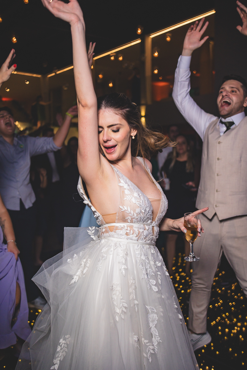  Noivo dançando com a noiva 