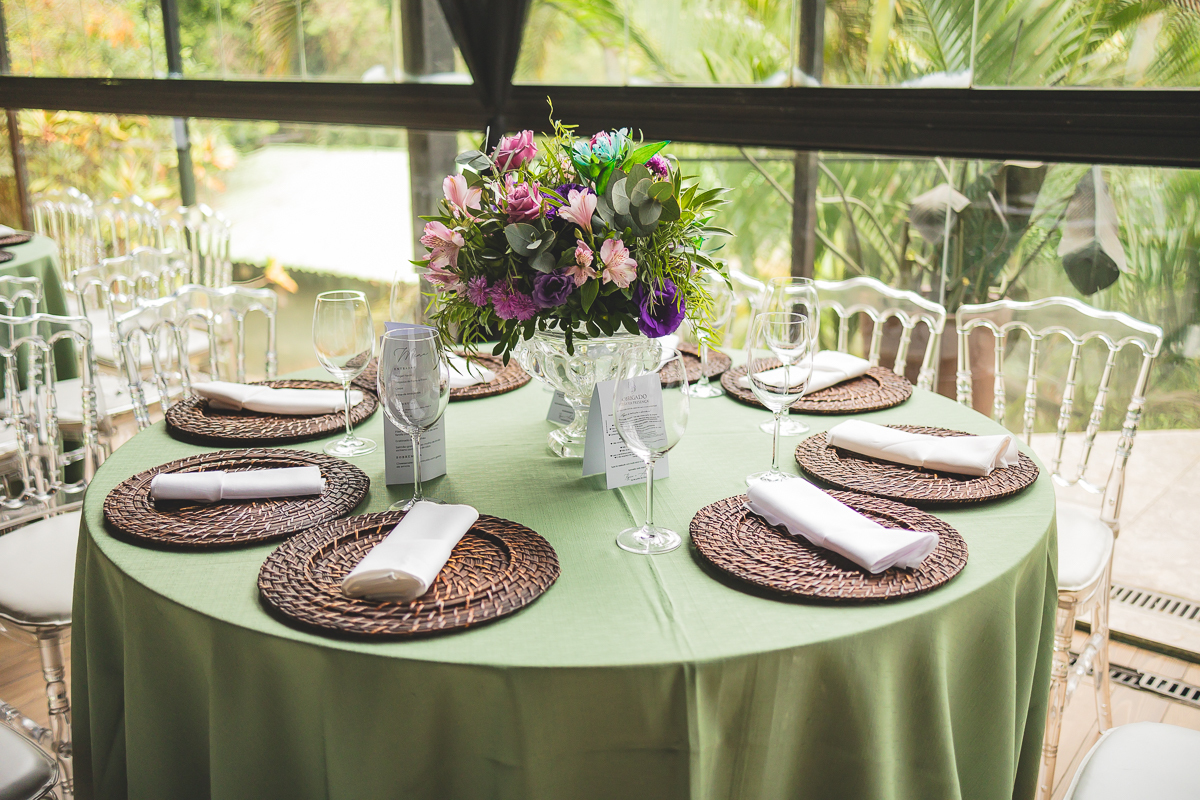 Decoração mesa de festa verde oliva 