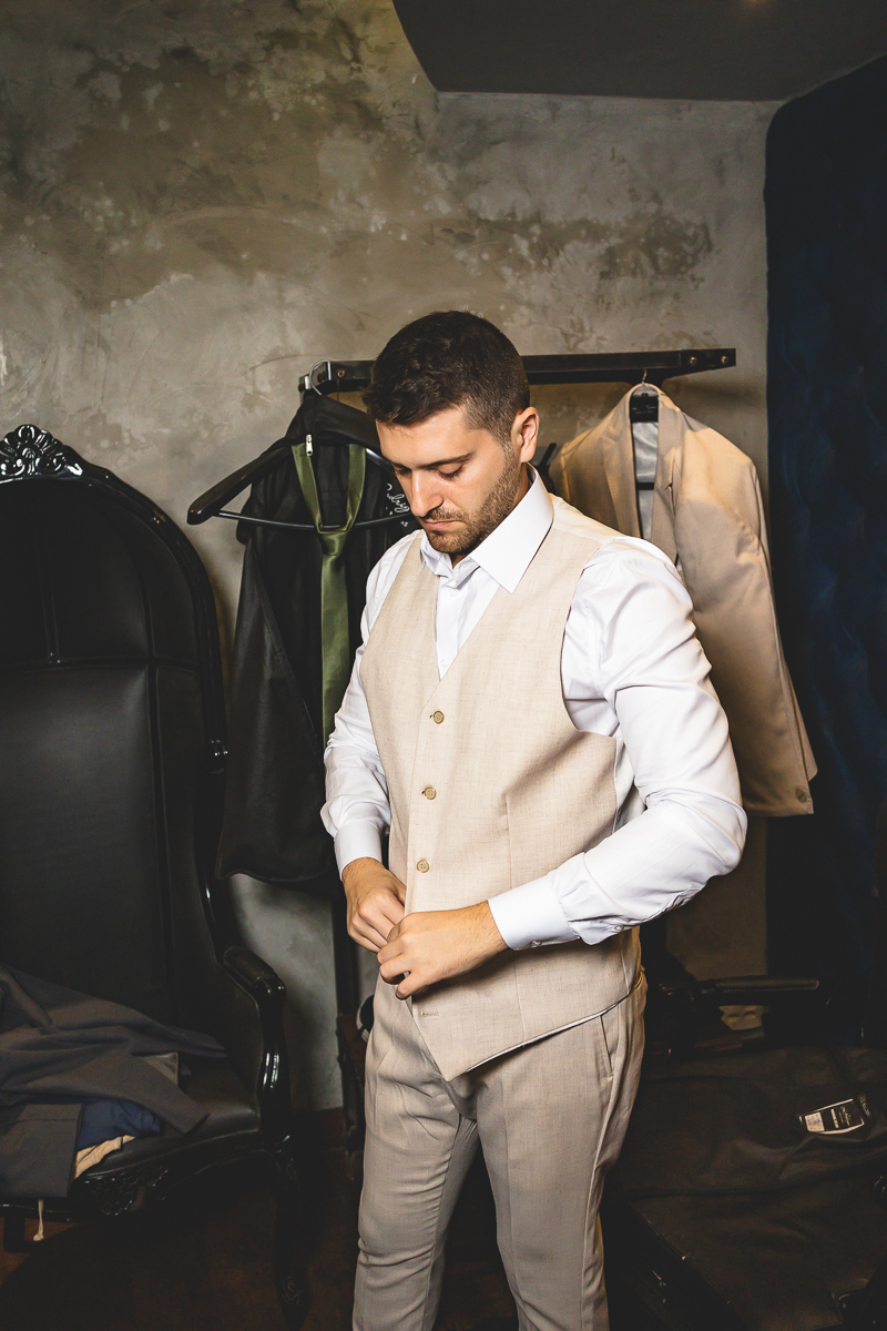 Making off do noivo se arrumando