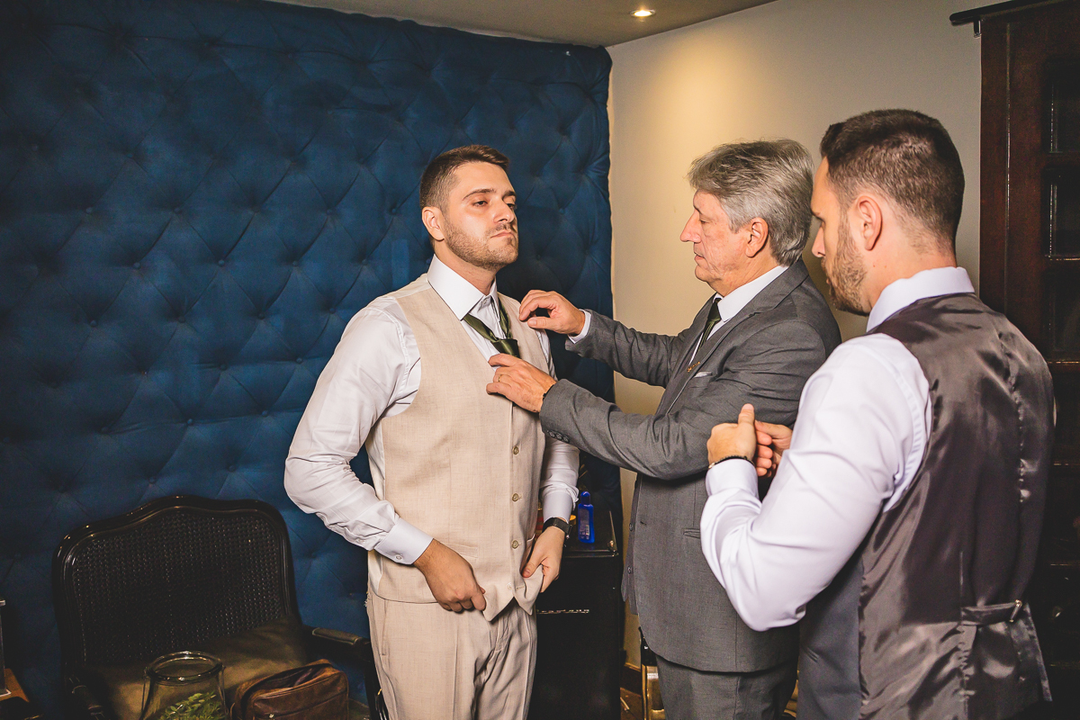  Making off do noivo com pai e irmão