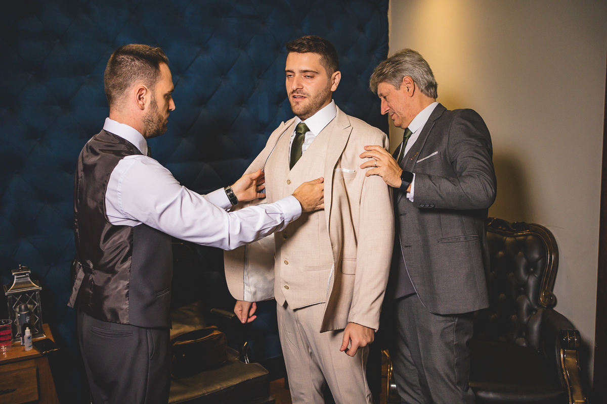  Noivo se arrumando com  irmão e o pai 