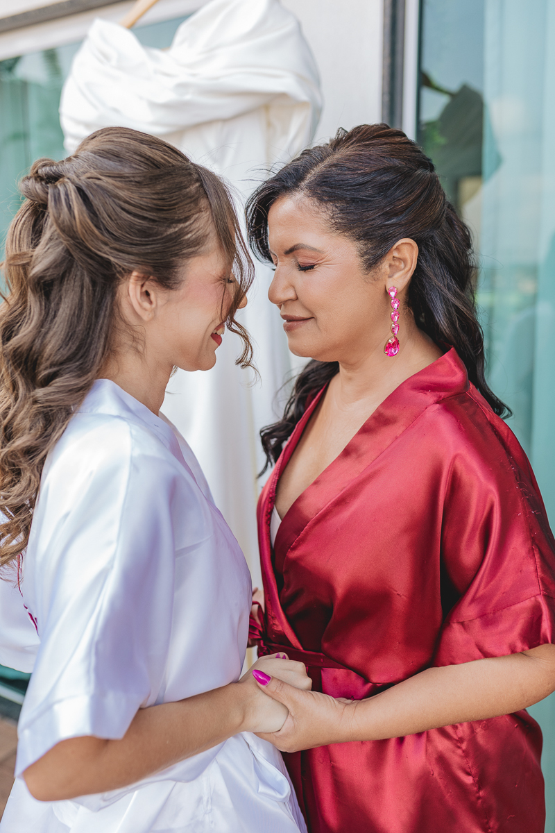 mãe da noiva se arrumando