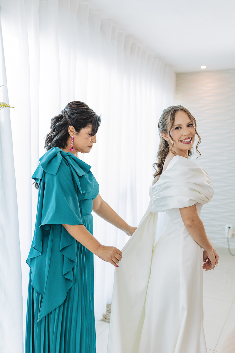 mãe ajudando a noiva a se vestir