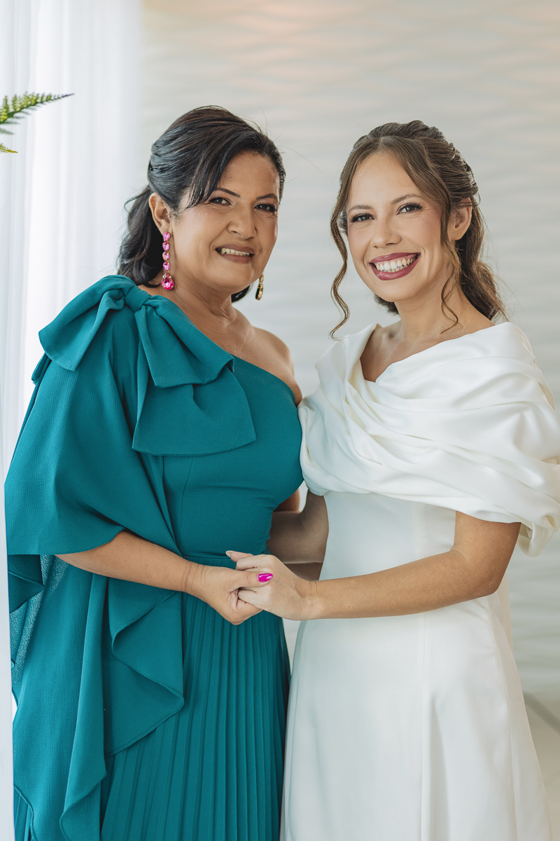  Mãe se emocionando com a filha vestida de noiva 