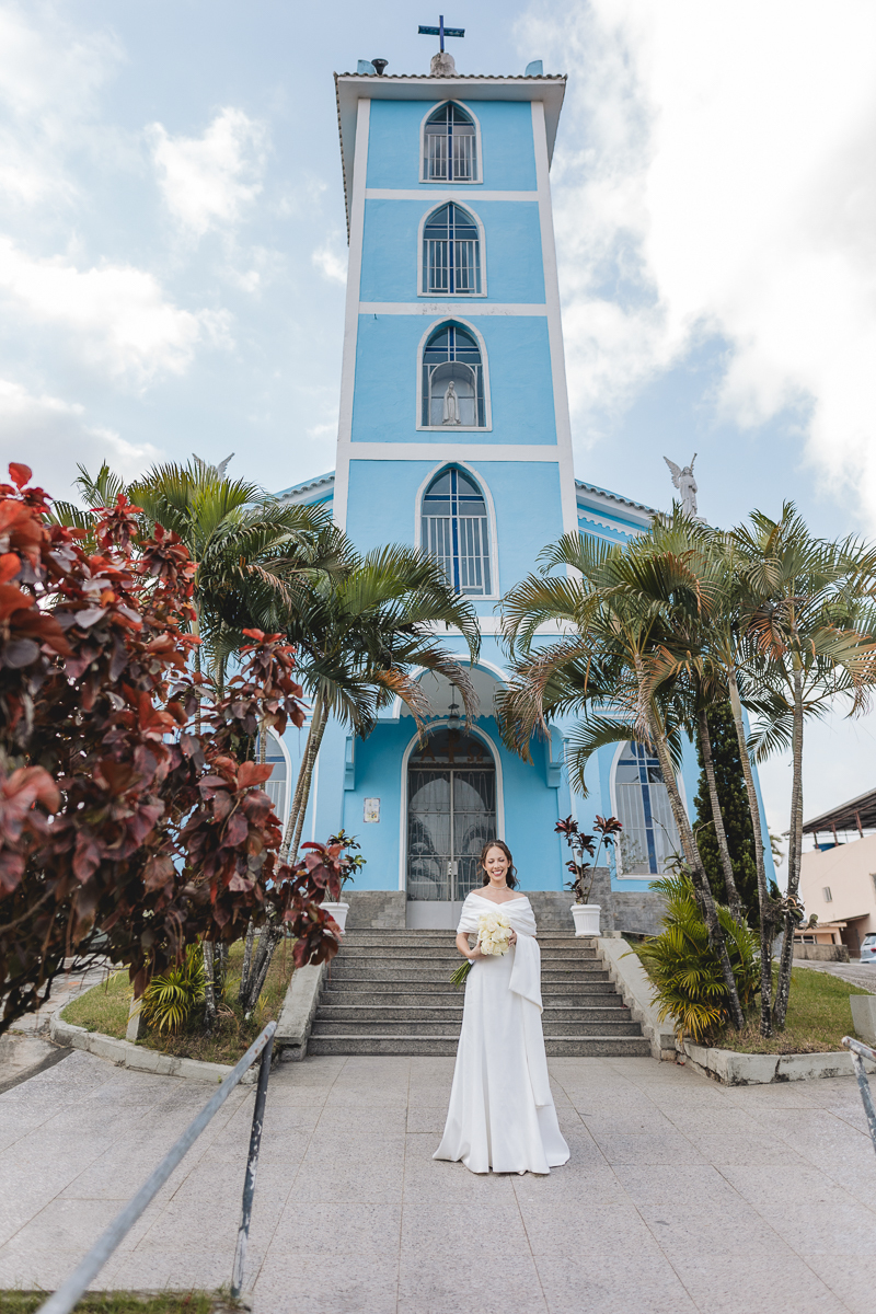Fotos da noiva enfrente a igreja 