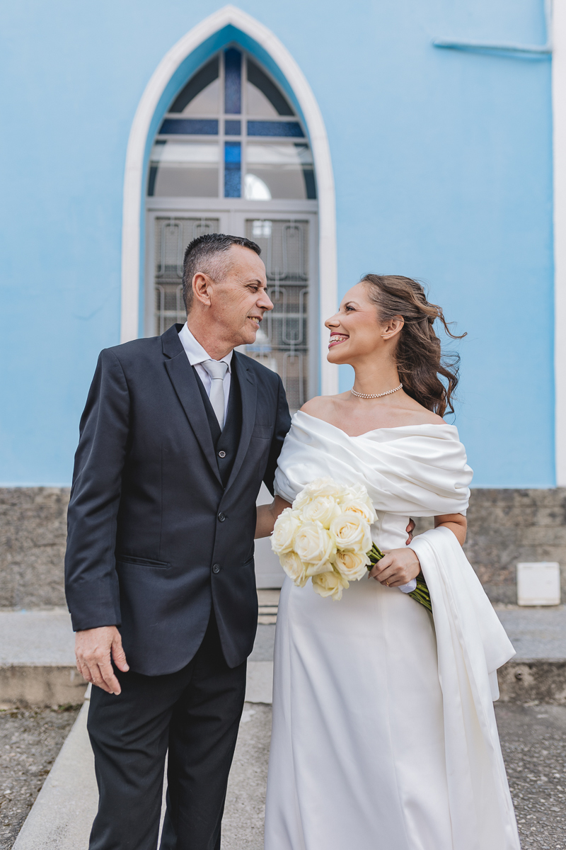 Noiva com o pai na igreja