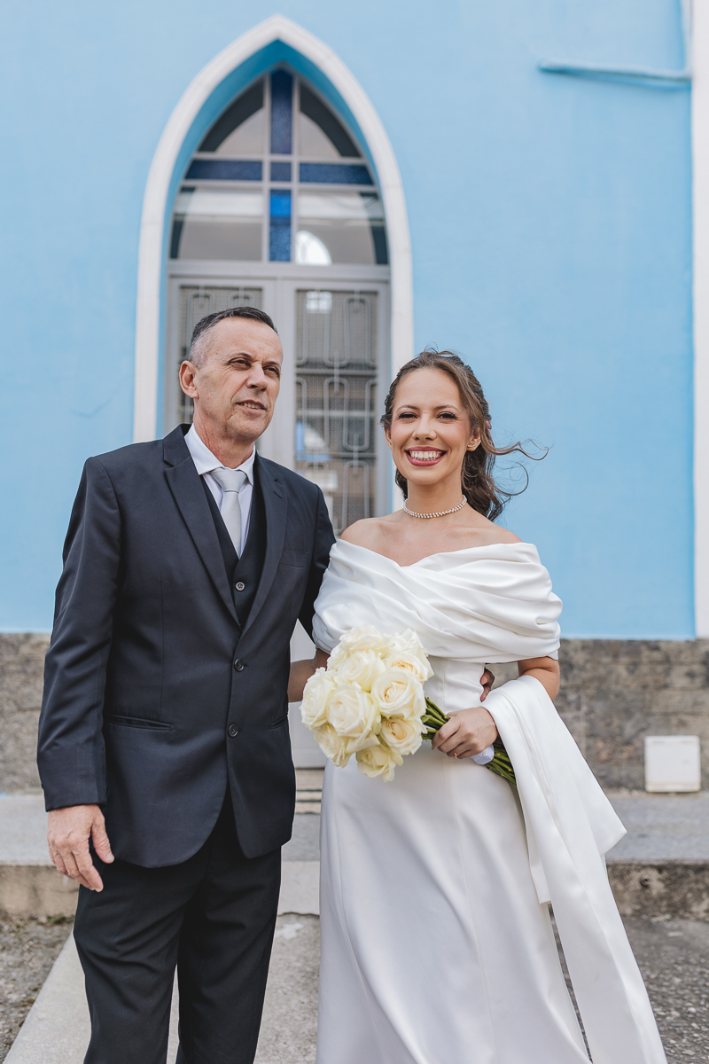  Noiva com o pai na entrada da igreja