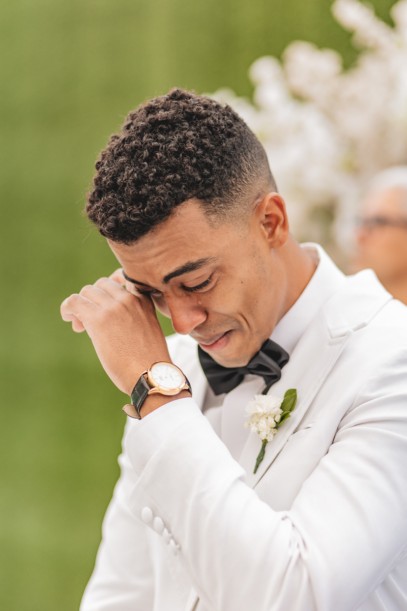  Noivo se emocionando com a entrada da noiva 